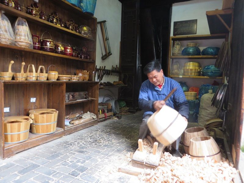 Artisanat ancestral: peignes en corne, baquets en bois... (bon, la Chine n'en est plus au métier à tisser, vous le savez!)