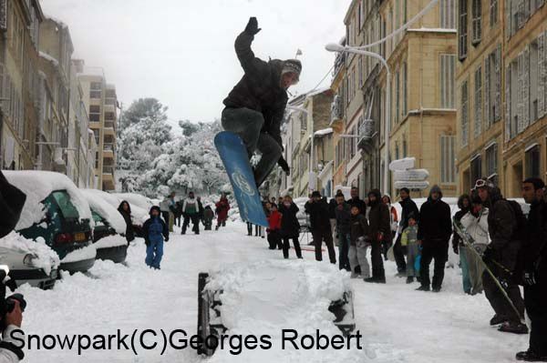 Quand la neige s'abat sur Marseille, la ville se transforme en "snowpark"... Ski, surf, luge, tout est possible dans les rues en forte pente qui descendent de la basilique de Notre-Dame-de-la-Garde...