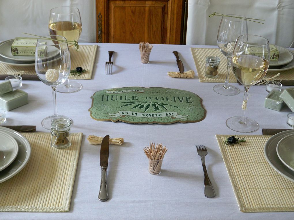 Une table aux saveurs estivales dressée pour une douce soirée d'été.