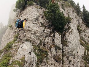 Le début de l'escalade de l'arête.  Jean-Paul franchit le seul passage équipé (chaîne)