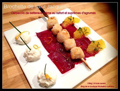 Brochette de Saint Jacques sur carpaccio de betterave, crème de raifort et supêmes d'orange