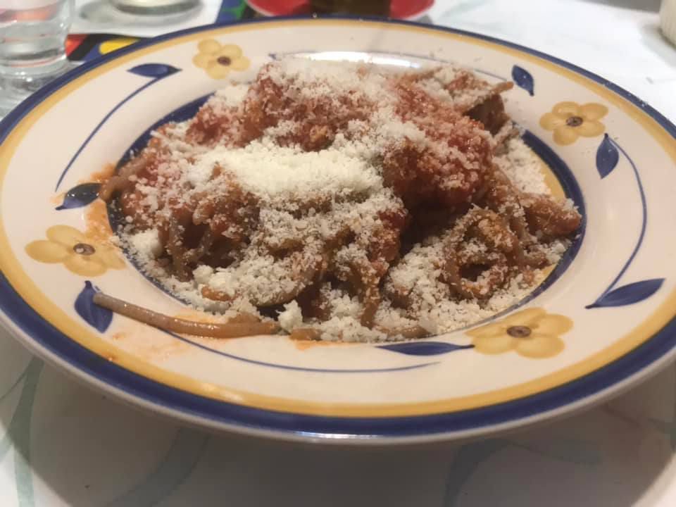 Spaghetti di riso integrale al ragù di salsiccia (foto di maurizio crispi)