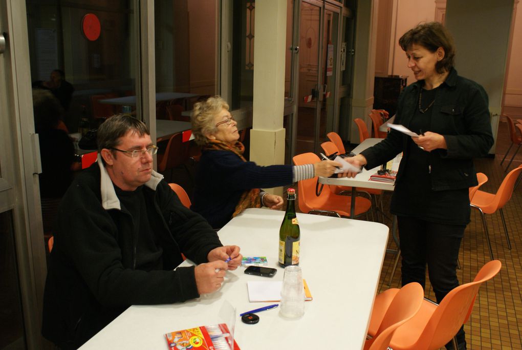 soirée placée sous le signe de la convivialité, le rire, la discussion, le débat... Thème choisi : la réforme des retraites. 25 participants à cette première rencontre qui a débouché sur la nécessité de poursuivre la mobilisation en resta