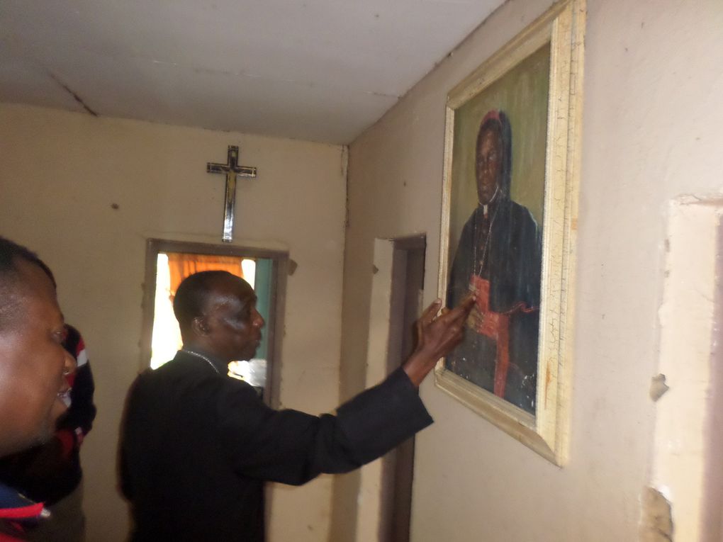 L'évêque de Kinkala (Mgr Louis Portella) en visite à Maléla Mbombé (Village natal du Cardinal Biayenda)