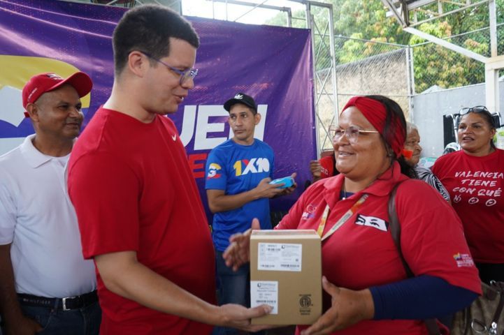 Alcalde Fuenmayor entregó ayudas sociales solicitadas en parroquias de Valencia a través de la Ven App