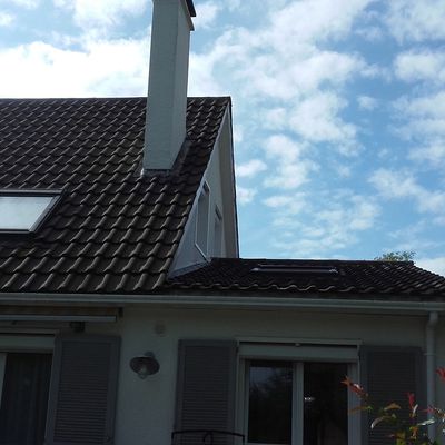 Une rénovation totale, toiture émaillée mate + bardage sur maison à courbe (77)
