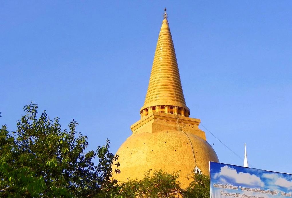 Le chedi est recouvert de céramiques.