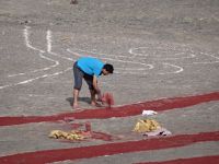 Land art - Réalisation d'un tapis géant avec le sable coloré de l'île