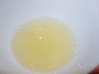 3 - Prélever le zeste d'un citron vert et en presser la moitié pour le jus. Verser le jus dans un bol, ajouter 1 cuil. à soupe de rhum blanc, faire chauffer 30 s au micro-ondes, sortir puis incorporer la gélatine essorée, verser dans la purée d'ananas. Monter la crème fraîche au batteur électrique en ajoutant 50 gr de sucre en poudre. Une fois qu'elle est bien ferme, l'incorporer délicatement à la purée d'ananas avec le zeste de citron vert, puis ajouter les dés d'ananas précédemment taillés. Mélanger le tout. Verser dans des verres, des coupes ou des verrines et laisser prendre au réfrigérateur pendant 1 h au moins.