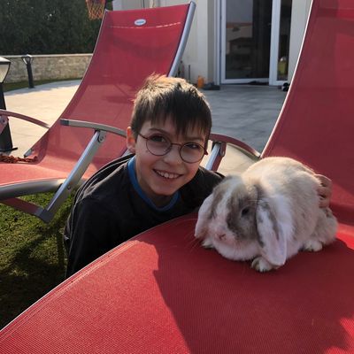 Eliott vous passe le bonjour.