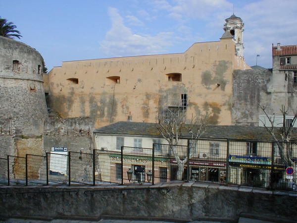 En parcourant la vieille ville de Bastia &quot;Terra Vecchia&quot; et &quot;Terra Nova&quot;, la Citadelle - Hiver comme &eacute;t&eacute;, chaque ruelles apportent son lot de charme.