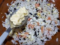 3 - Bien mélanger le tout. Rajouter la mayonnaise et remuer. Assaisonner avec sel et poivre. Pour finir rajouter les crevettes grises décortiquées et mélanger. Farcir les coques de tomates avec cette préparation, recouvrir du chapeau et réserver au frais. Mettre le fromage type St Morêt dans un bol. Laver et ciseler la ciboulette fraîche, l'incorporer au fromage et mettre dans une poche à douille au frais. A l'aide d'un cure-dent, piquer les tomates cerises et les placer au sommet des tomates rondes farcies. Bien vous assurer de la stabilité de l'ensemble (couper un peu la base si nécessaire).  Décorer vos tomates avec la préparation au fromage (réservée au frais dans la poche à douille) à la façon d'une religieuse.  Saupoudrer chaque tomate d'un peu de piment d'Espelette. Disposer les tomates sur un plat de service, décorer avec le reste de tomates cerises, d'oeufs de caille saupoudrés de piment d'Espelette, de radis ronds et avec les gambas. Placer au frais jusqu'au moment de servir en entrée de repas.