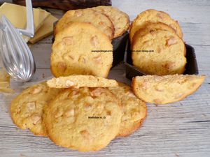 Cookies au citron, dés d'écorces de citron confit et pépites de chocolat blanc sur une base de Laura Todd