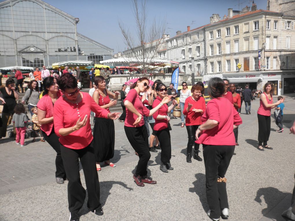 De la rue Ricard jusqu'au Marché, en rouge et et noir, Prim'ACorps suit les rythmes de ses derviches puis les percussions de Batuca Niort. Photos de Sophie!