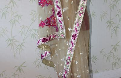 Saree doré motifs rose style crêpe jacquard