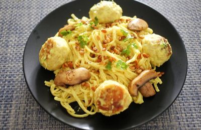 Linguines aux boulettes de poulet et champignons 