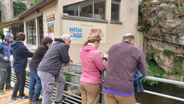 En extase devant l'exurgence de la grotte de Thaïs