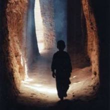 Chaque homme dans sa nuit s’en va vers sa lumière.