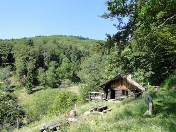 Au Oberen Grambaechle le très bel abri du Grambaechle avec une très belle vue. Il est malheureusement encore trop tôt pour l’apéro !