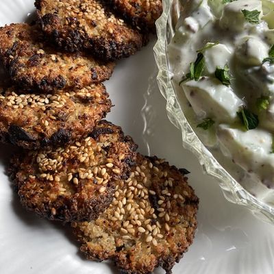 Galettes de quinoa aux champignons et salade d’asperge-concombre au yaourt