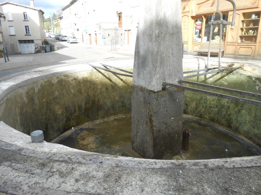 La fontaine avant l’intervention des artisans : les employés communaux l’ont vidée, subsistent deux blocs de pierre que les maçons vont retirer 