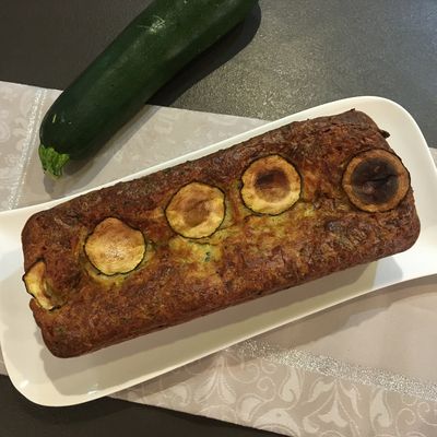 Cake aux courgettes, comté et lardons