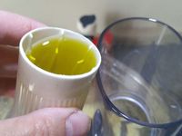 4 - Pour réaliser l'émulsion, verser dans un mixeur les 2 oeufs entiers et le jaune, 1 cuil. à café de moutarde, les baies roses, du sel et du poivre, 10 cl d'huile d'olive. Emulsioner le tout et rajouter pour finir les feuilles de basilic. Mixer à nouveau pour obtenir un mélange bien mousseux.