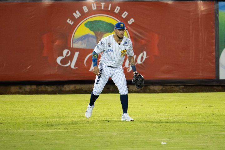 Navegantes del Magallanes no pudo dar los batazos y cayó ante Tiburones de La Guaira en Valencia