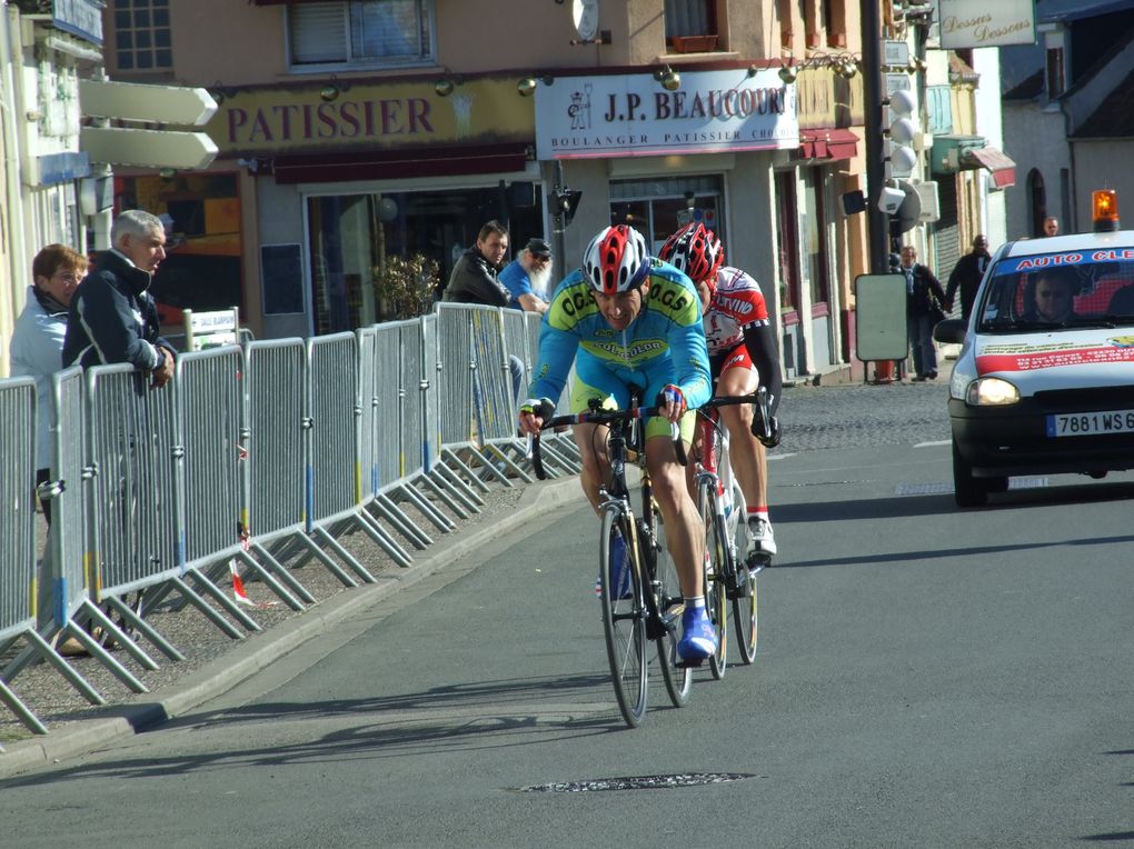 Sous le soleil, le grand prix cycliste de la municipalité a réuni les Outrelois sur les routes de la ville pour applaudir les  cyclistes. ce grand prix a été organisé par le C.S.O. 