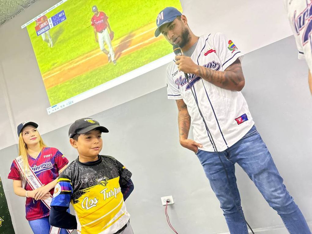 Marineros de Carabobo visitó a escuelas y academia de béisbol menor de Ymca Valencia