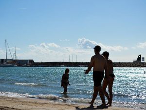 Quelques ombres chinoises sur une plage espagnole....