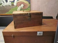 N°657 - caisse en bois avec poignée, clapet et plaque numérotée 657 en laiton (ne ferme pas) 20 x 29 x 15 cm.