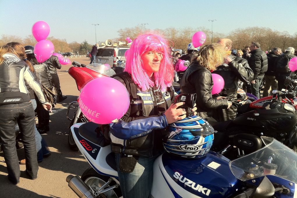 Retrouvez en images la seconde édition de "Toutes en moto". Dress code rose au cas où ça vous aurait échapper !