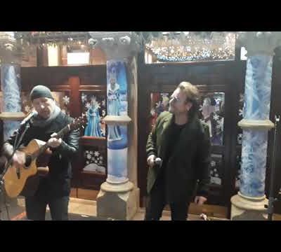 Bono et The Edge jouent dans la rue pour un concert de charité à Noël -Dublin, Irlande 24-12-2018