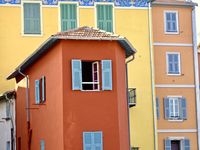 Les couleurs du vieux Menton.....un quartier plein de charme et d'histoire....surtout n'oubliez pas de monter dans les ruelles pittoresques jusqu'au cimetière du Vieux-Château, admiré par Flaubert et Maupassant puis plus tard par Paul Valery...Un cimetière-musée qui reflète la gloire passée de Menton du temps où Russes et Anglais venaient goûter les bienfaits du climat mentonnais....