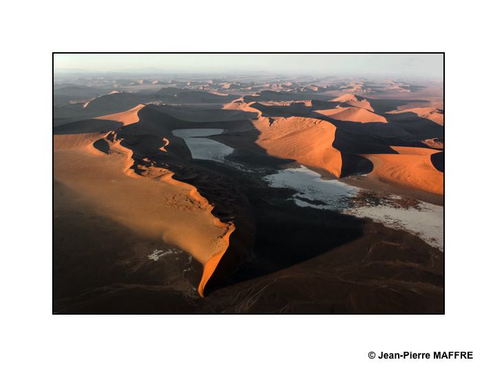 Les dunes du Namib, les plus anciennes et les plus grandes du monde, sont situées dans la région de Sossusvlei dans le désert Namibien.