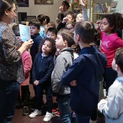 Sortie des CE1 à la bibliothèque de Villeneuve