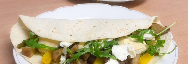 Galettes végétariennes aux légumes rôtis, chèvre et houmous