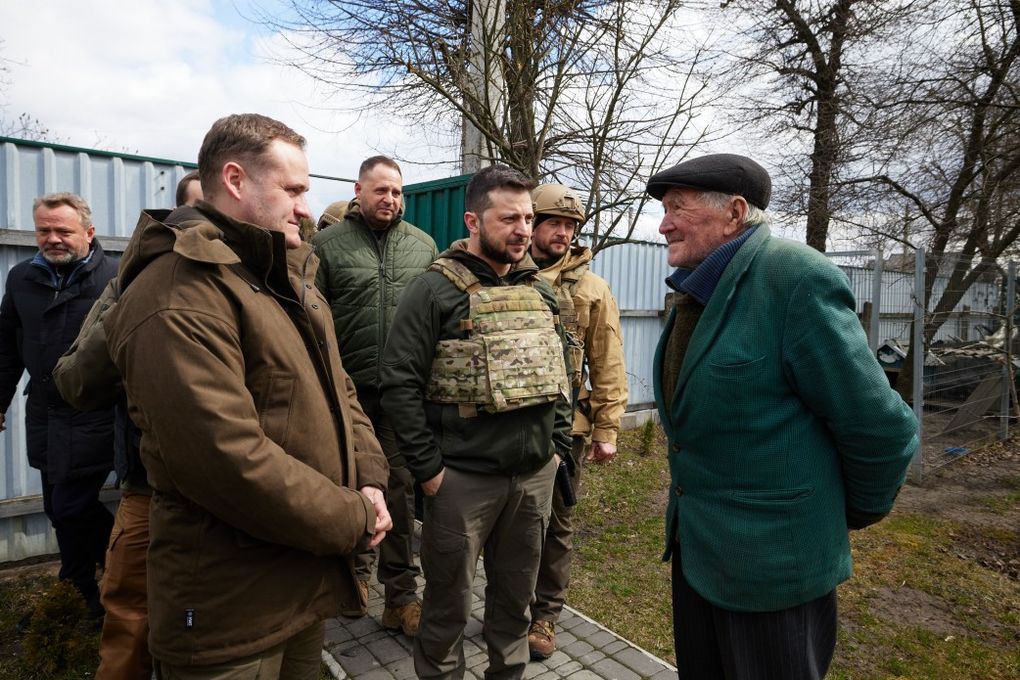 El jefe de Estado también habló con periodistas internacionales y ucranianos que llegaron a Bucha para documentar los crímenes de guerra de Rusia