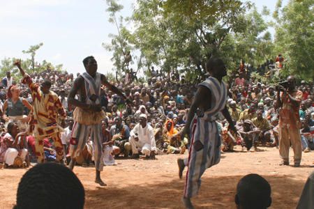 Voici 88 photos prises le dimanche 2 juillet 2006 lors de la f&ecirc;te du chef du village de Zorgho au Burkina Faso.<br /><br /><span style="font-size: 10pt; font-family: Arial;"><font size="1" style="color: rgb(255, 153, 0);"><a href="http://www.ecole-de-tenso-au-burkina.net ">&copy; www.ecole-de-tenso-au-burkina.net </a><br />Tous droits photos reserv&eacute;s</font></span>