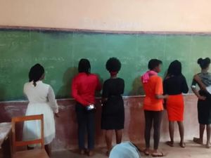 PREPARATION DU BREVET : MR DJIBA KEITA DONNE SON TEMPS LIBRE POUR LES ELEVES DU COLLEGE HADJA M'MAH