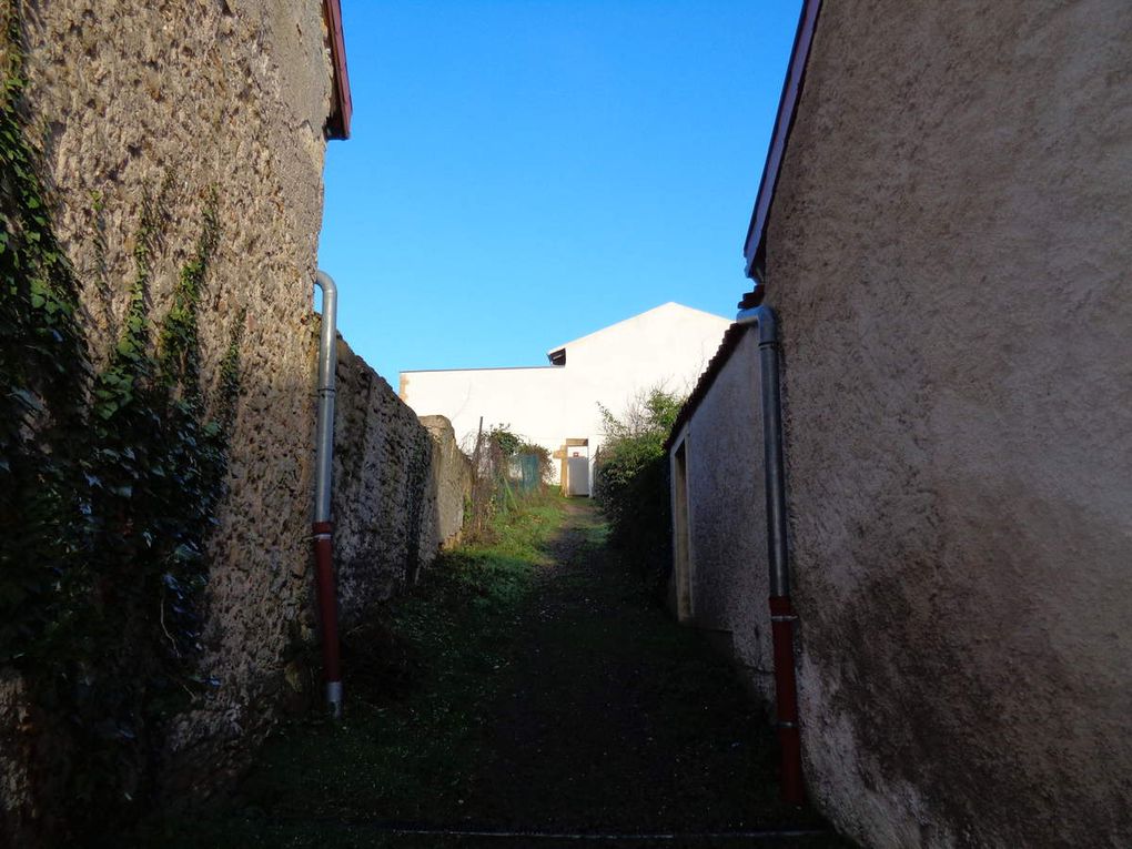 L'église - l'ancien prieuré devenu la nouvelle mairie - le lavoir - la campagne environnante, les animaux, les saisons...