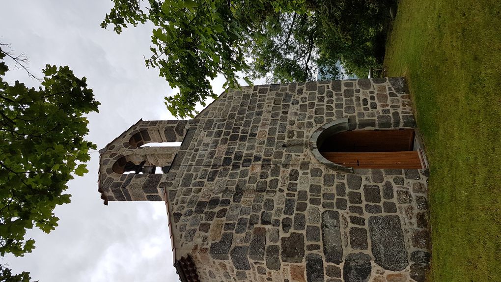 La chapelle sous la pluie et les enfants qui s'avancent pour la bénédiction