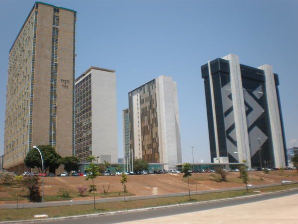 Capitale futuriste surgie au milieu de nulle part, joyau d'architecture moderne, Brasilia et ses larges allées automobiles, ses immeubles administratifs et ses monuments grandiloquents...