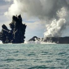 Impressionante eruption volcanique près des iles Tonga