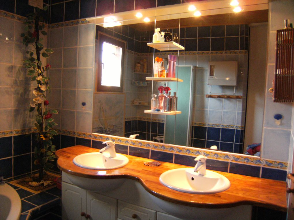 Salle de bain :  9  m², orientée est, le soleil dans le miroir dès le matin.