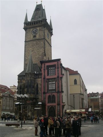 le chateau de Prague, la cathédrale St Guy, la basilique St Georges, la tour poudrière le pont St Charles et les tours du pont de Mala Strana petit coté et de la vielle ville,la place de la vielle vielle ainsi que l'horloge astronomique de l'hôte