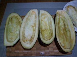 1 - Préchauffer votre four th 6/7 . Mettre les oeufs à cuire dans une casserole pendant 9 à 10 mn. Laver et couper les aubergines en 2 dans la longueur. Les évider délicatement sans percer la peau. Réserver les coques des aubergines.