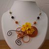 Collier fil aluminium fleurs jaunes