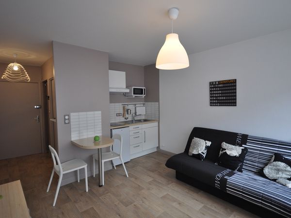 Surface :22m2,durée des travaux: 6 semaines,budget : 9000€ ( mise aux normes électricité,modification cloisonnement,salle d'eau et kitchenette entièrement rénovées,sols et murs refaits)